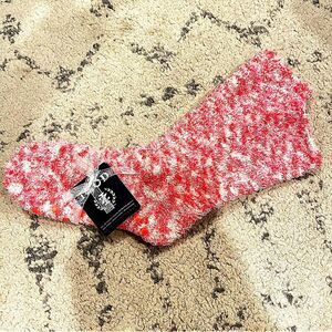 NWT Izod Pink Fuzzy Slipper Socks With Grips